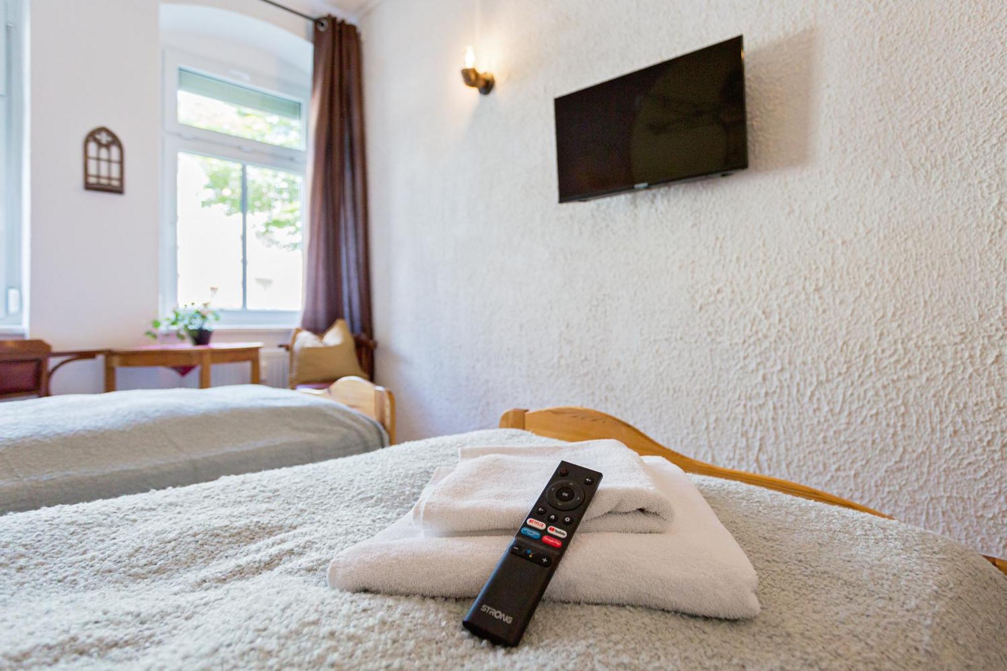 Doppelzimmer III Gaestezimmer In Unterkunft Mit Gemeinschaftsbad Und Gemeinschaftskueche Chemnitz Buitenkant foto